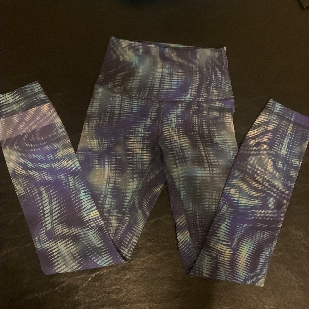 Lululemon Blue and White Patterned Leggings
Sz 0, 24 in, Good Condition